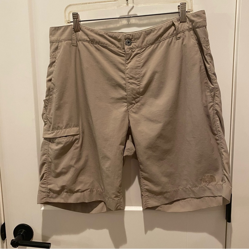North Face Men’s Hiking Shorts.  Size‎ 36.  Beige. Lot’s of Pockets.  10” Inseam
